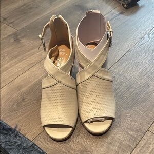 Vionic Women's Beige Peep-Toe Sandals